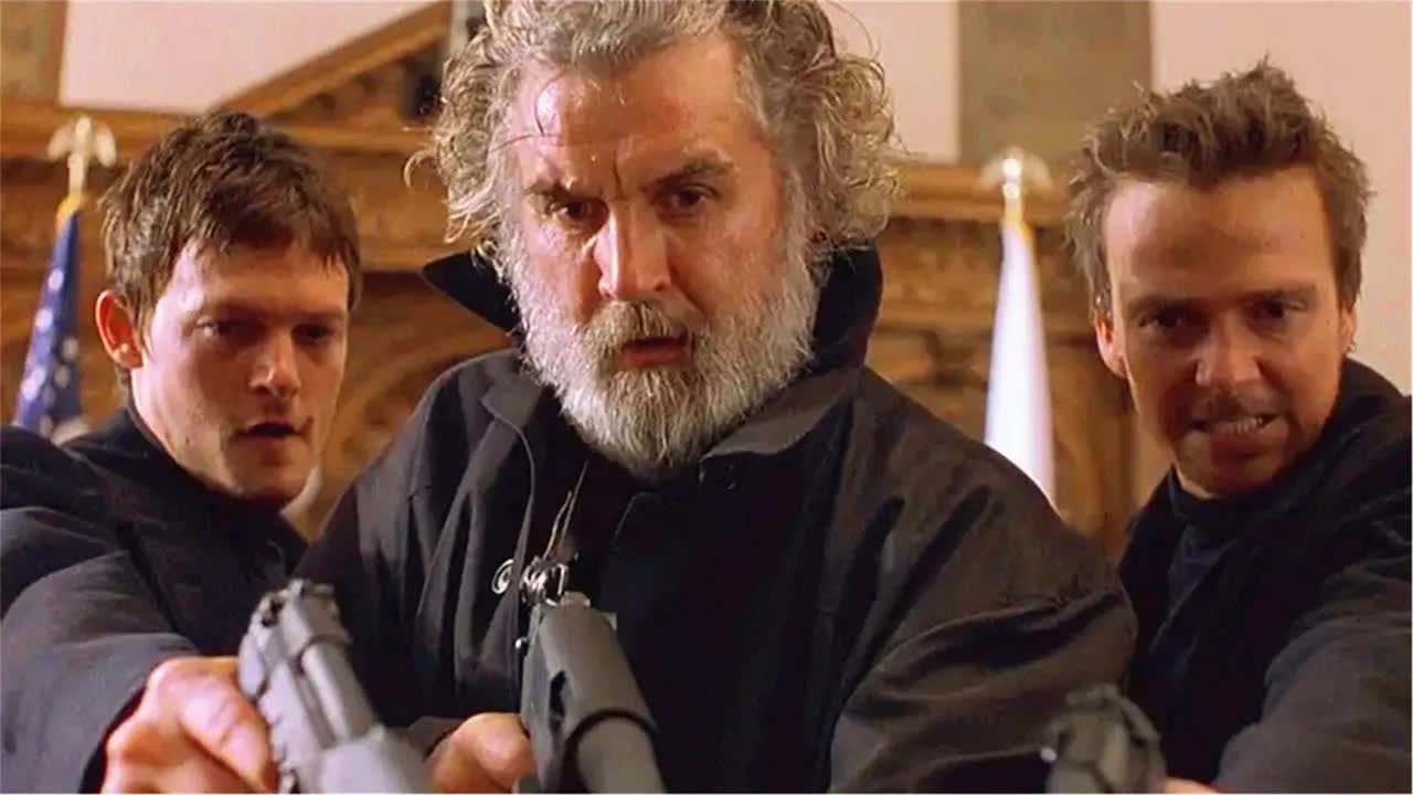 杀手老父亲带儿子四处惩奸除恶，残忍手段背后，是一颗逗比的心！