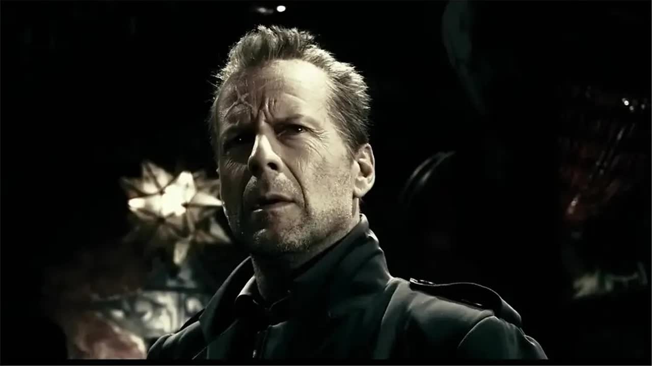 老警察即将退休，决定最后玩把大的，对他想干又不敢的罪犯下手！