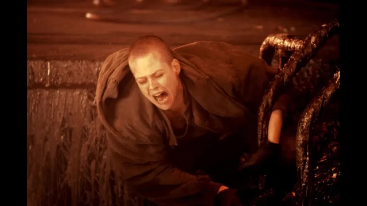 偏遠星球上的大型男子监狱內，突然潛入外星怪物《異形3》超经典科幻恐怖片