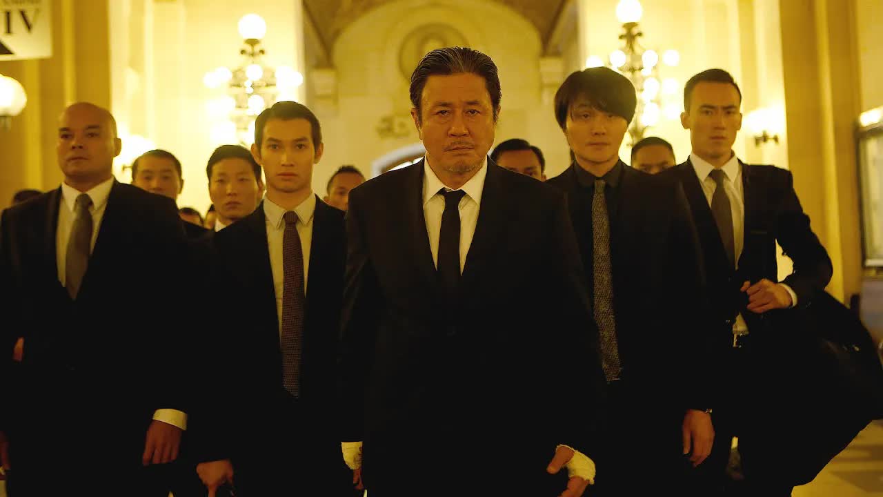 黑帮老大倾巢而动，与特警部队大楼火拼，枪战场面刺激动作火爆！