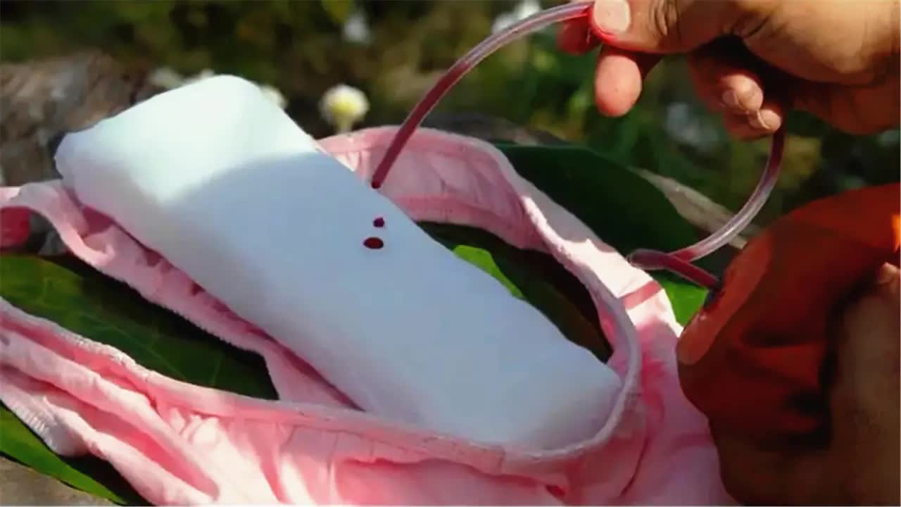 男人沉迷研究女人双腿之间之物，妻子嫌丢人出走，可他却越干越带劲！