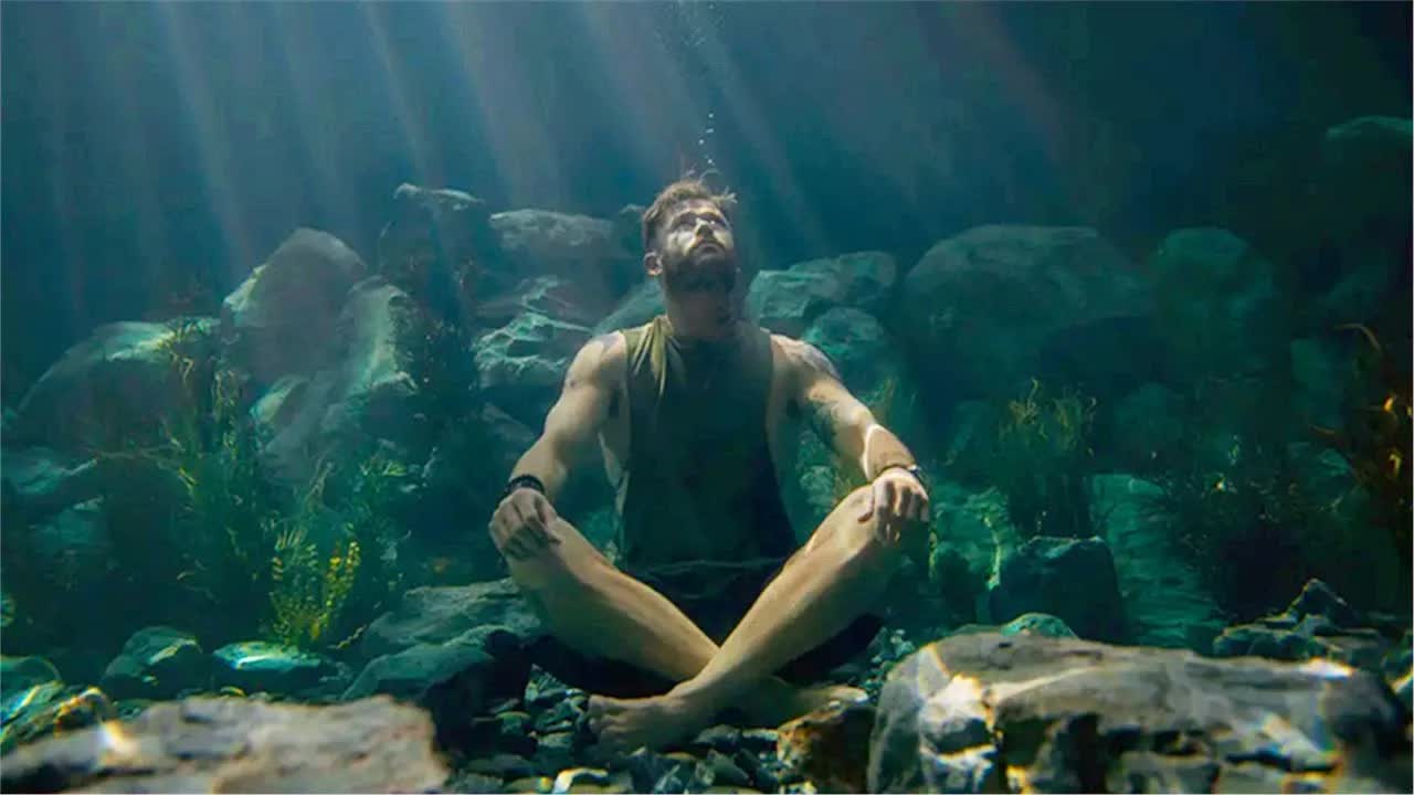 锤哥从复联4下岗后减肥成功，并研发新技能“重功湖底坐”！