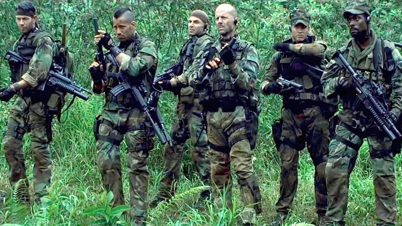 8名美军血战300叛军，彪悍激战火力生猛，经典战争动作大片！