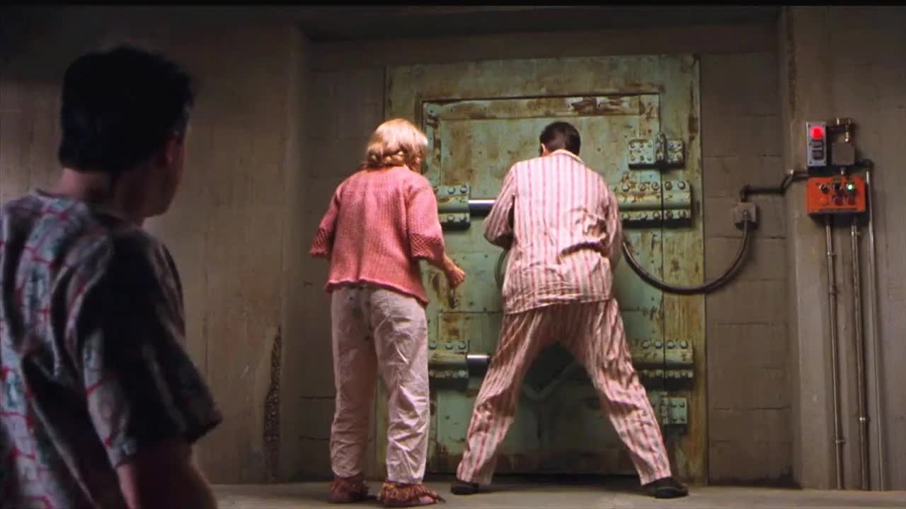 男子为了躲避核战，在地下待了35年，再次出去发现世界大变样！