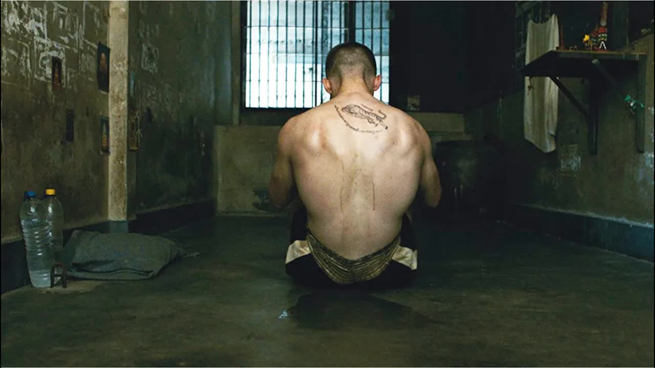 外国小伙入狱三个月，学会泰拳绝学，横扫监狱拳王！