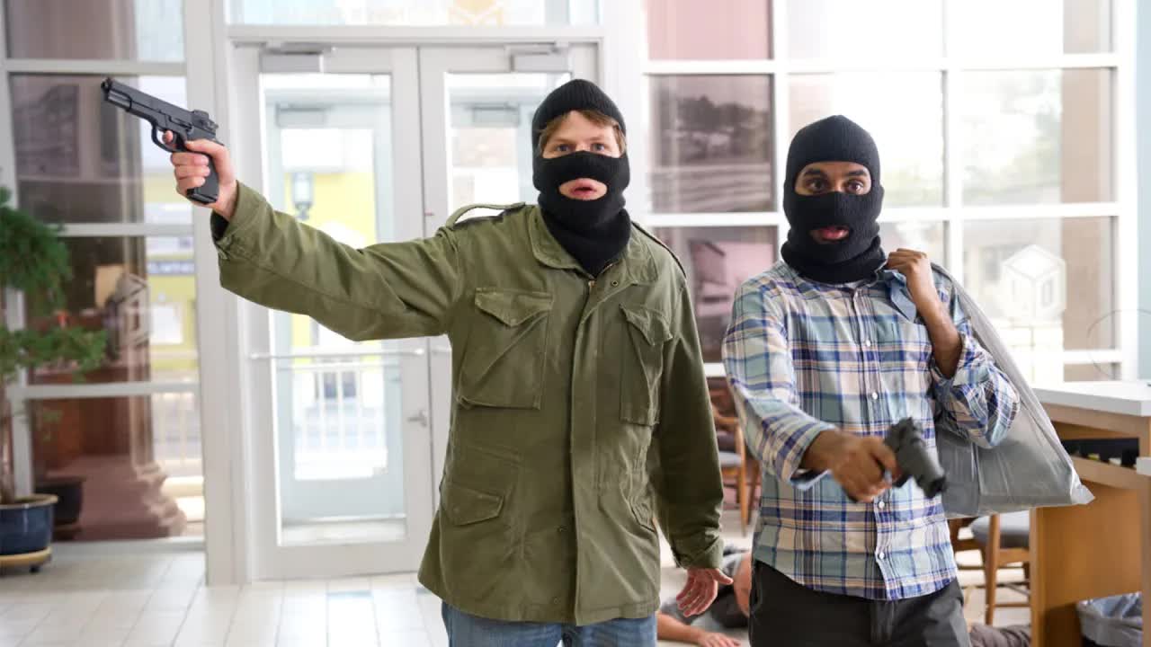 天才外卖小哥！用一把玩具枪，抢走银行十万美元，高分喜剧犯罪片