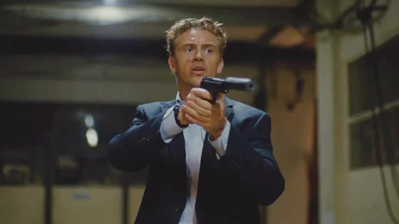 黑人小伙因秀恩爱选错地方，被特工无情追杀，最后一人掀翻中情局！火爆犯罪片