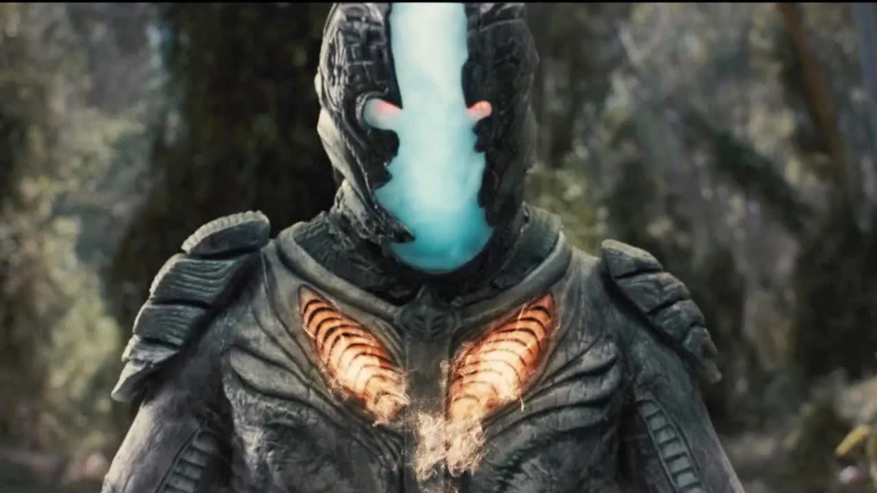 外星人来地球学武功，本想毁灭人类，结果被车成珠子！火爆科幻片